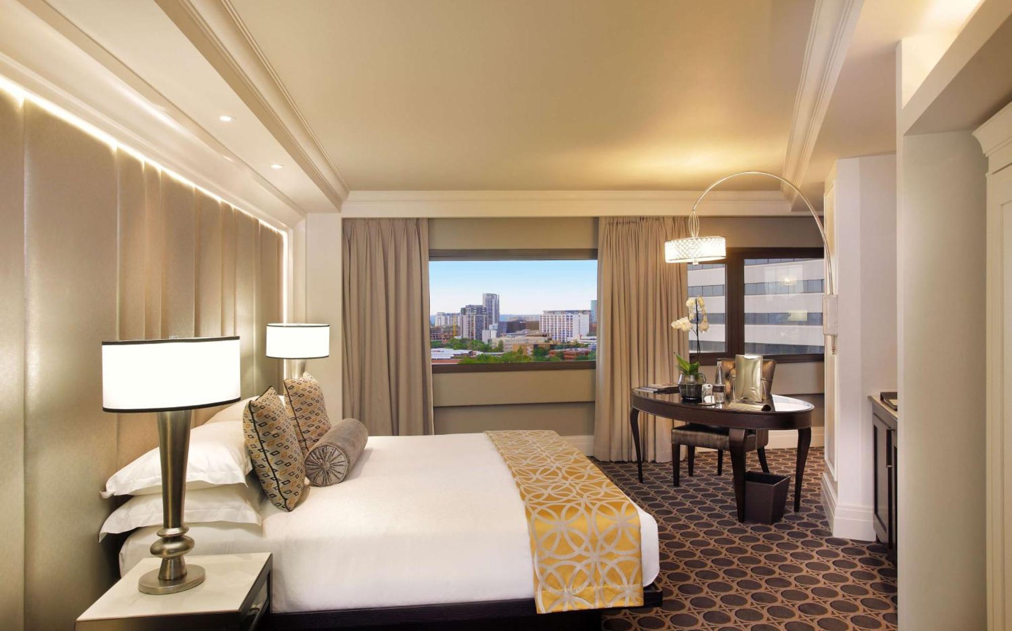 Sandton Sun And Towers Joanesburgo Exterior foto A room at the hotel