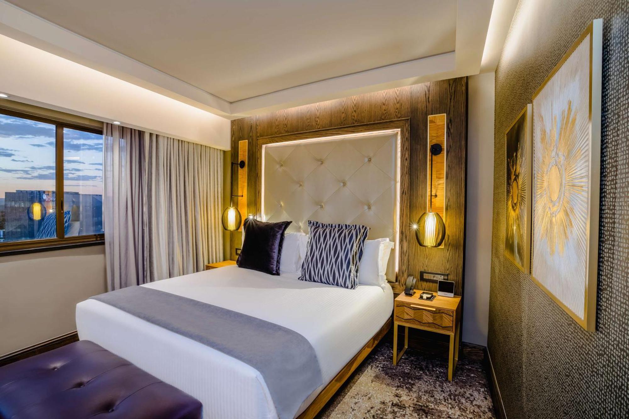 Sandton Sun And Towers Joanesburgo Exterior foto A bedroom at the hotel