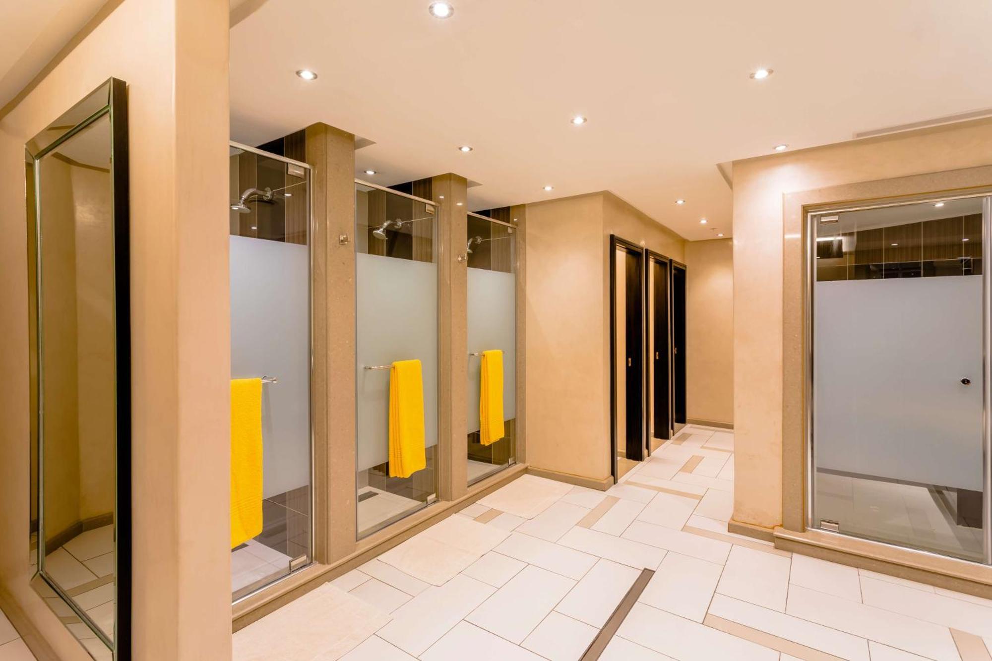 Sandton Sun And Towers Joanesburgo Exterior foto Shower room