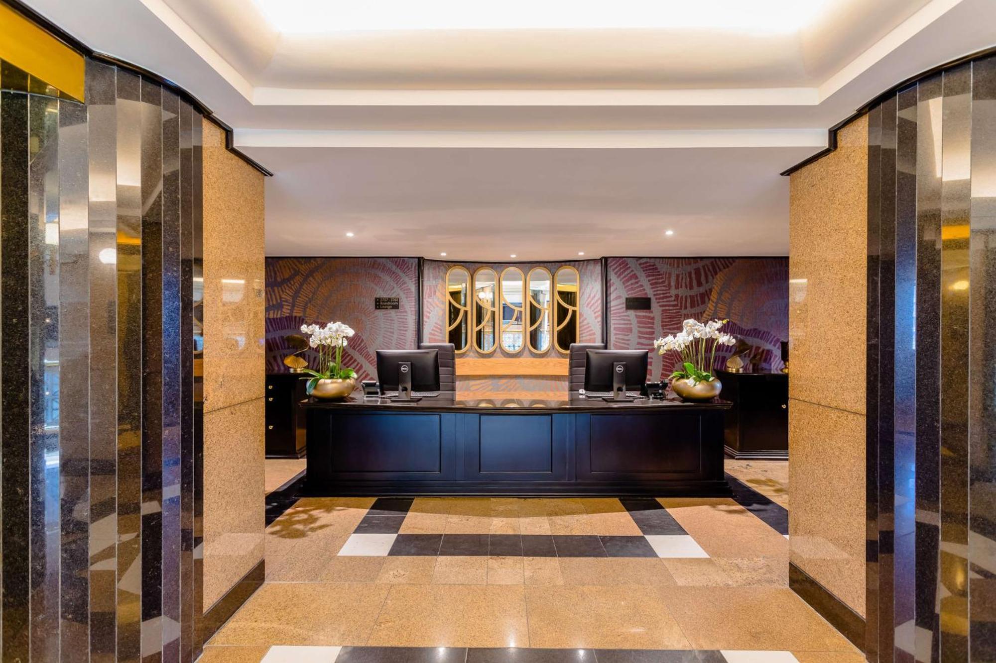 Sandton Sun And Towers Joanesburgo Exterior foto The lobby of the hotel
