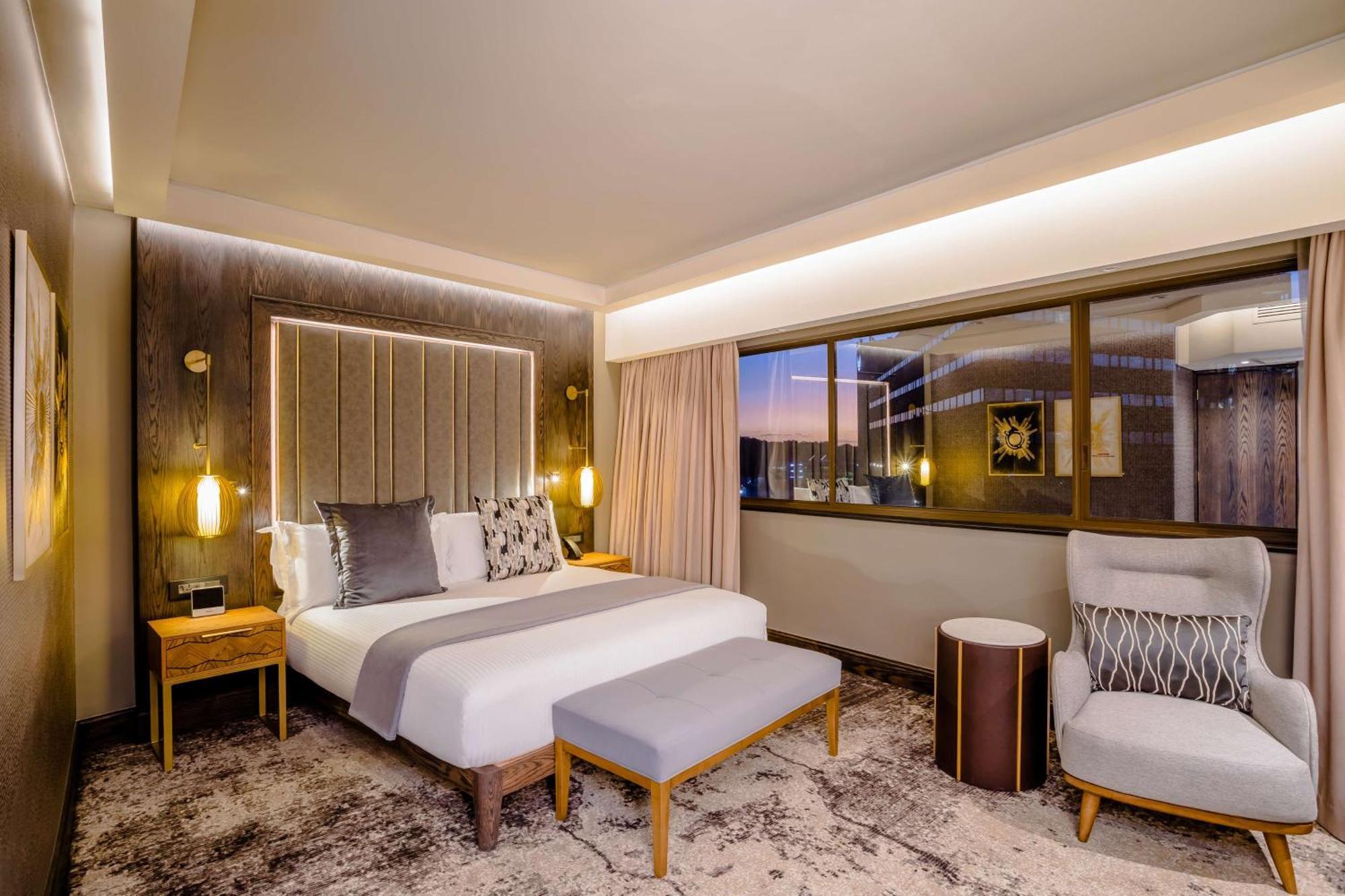 Sandton Sun And Towers Joanesburgo Exterior foto A bedroom at the hotel
