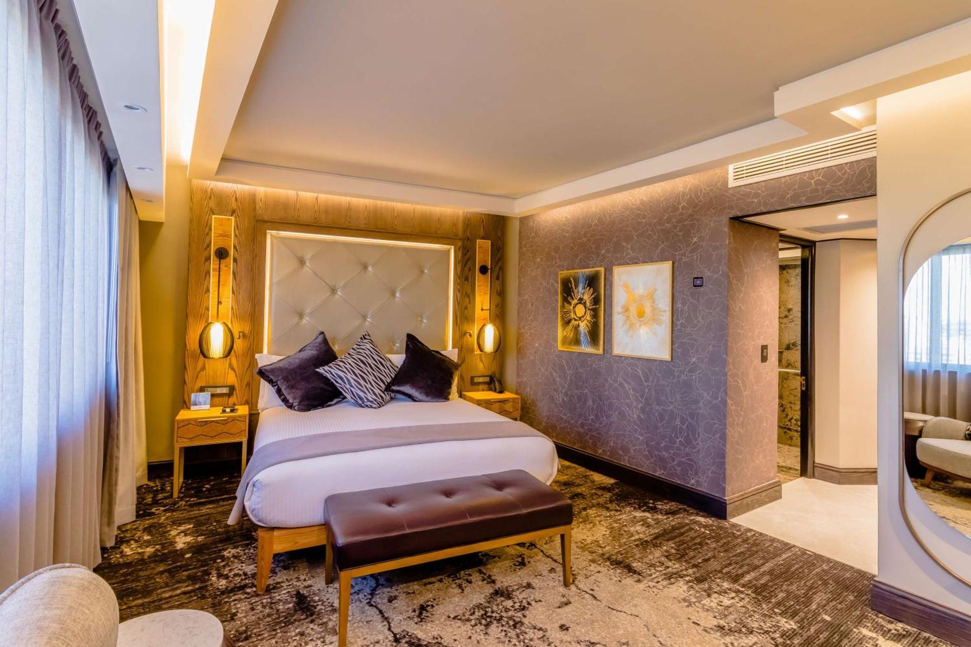 Sandton Sun And Towers Joanesburgo Exterior foto A bedroom at the hotel